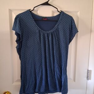 Blue Scoop-Neck Short Sleeve Tee with Subtle Dot Pattern